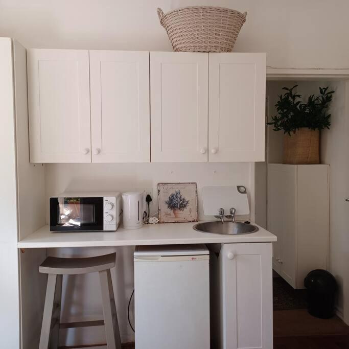 Craighall Park Comfortable Own Entrance Eateries Close Apartment *